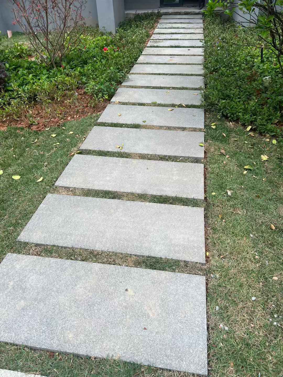三明 芝麻黑小区踏步、汀步石铺装效果