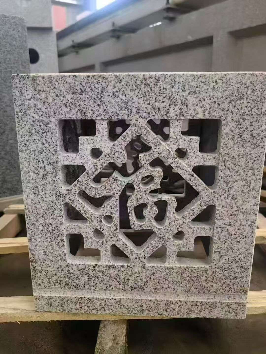 三明 芝麻白花岗岩镂空雕花灯笼